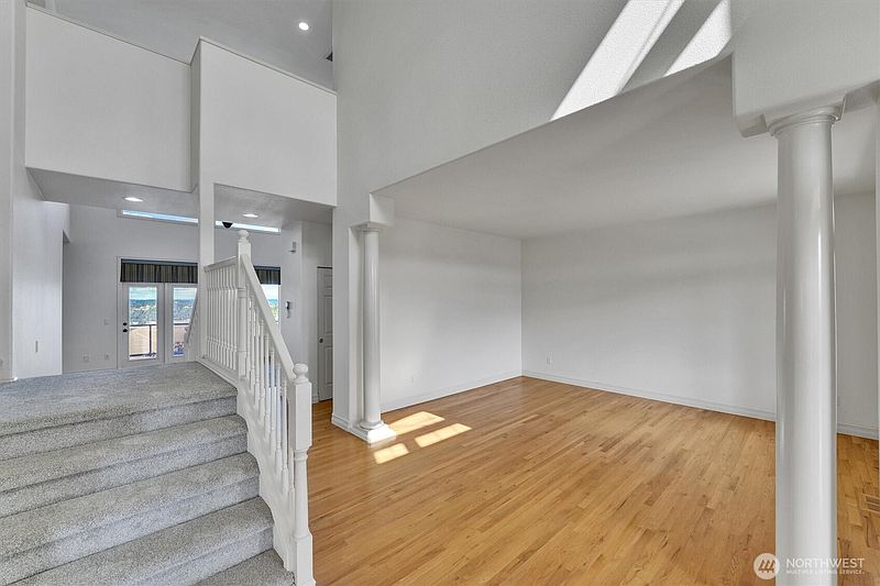 5th image of 10010 181st Avenue Ct E