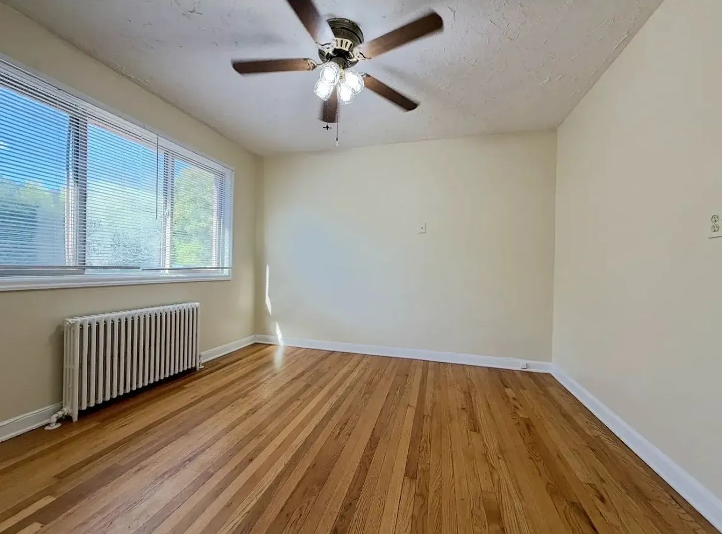 Tucked Away North Tabor Beauty~ Main Floor 2 Bedroom w/ Wood Floors~ Bike Storage~ Off Street Par... — Photo 4