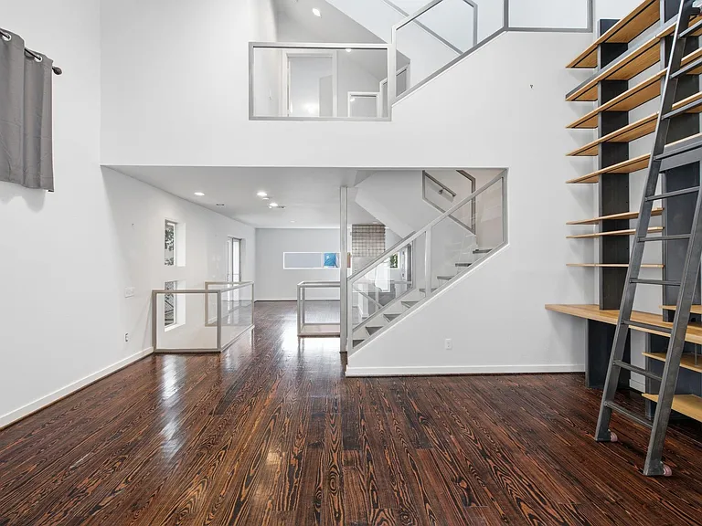 2934 Commerce St — Photo 37
