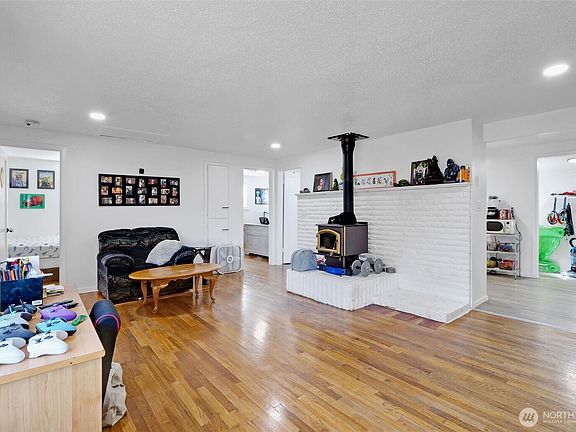 4th image of 214 W Knolls Vista Drive