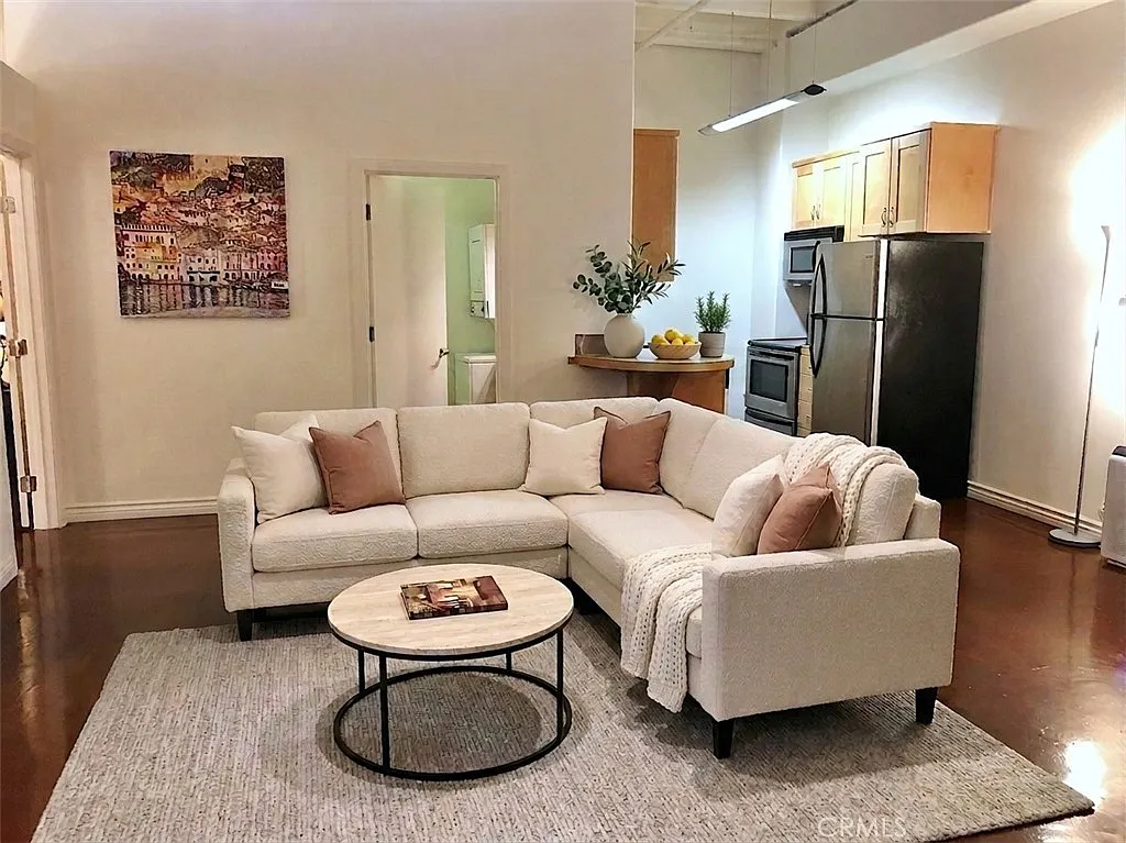 2 bed, 940 sqft, $2,000 — Photo 2