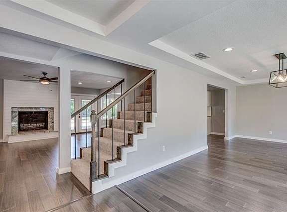 4th image of 516 Glen Oaks Blvd