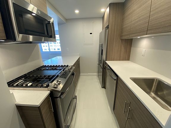 4th image of 340 E 51st St APT 12B