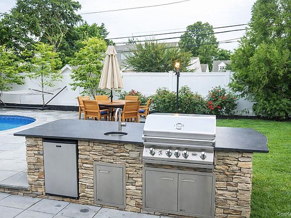 3rd image of 24 Willets Avenue