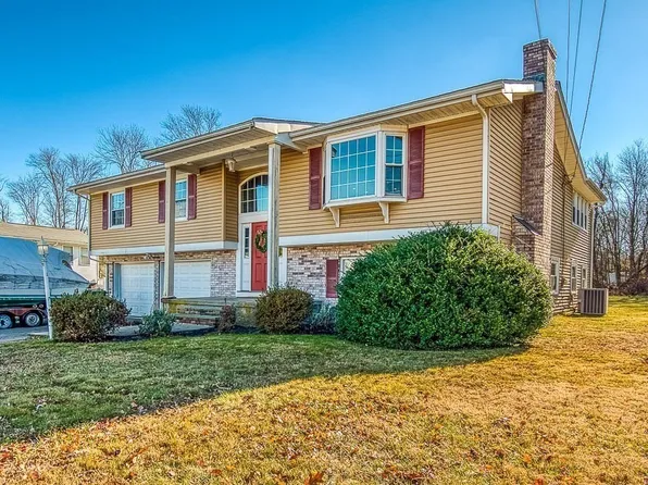 8 Flintlock Ln, Dedham, MA 02026