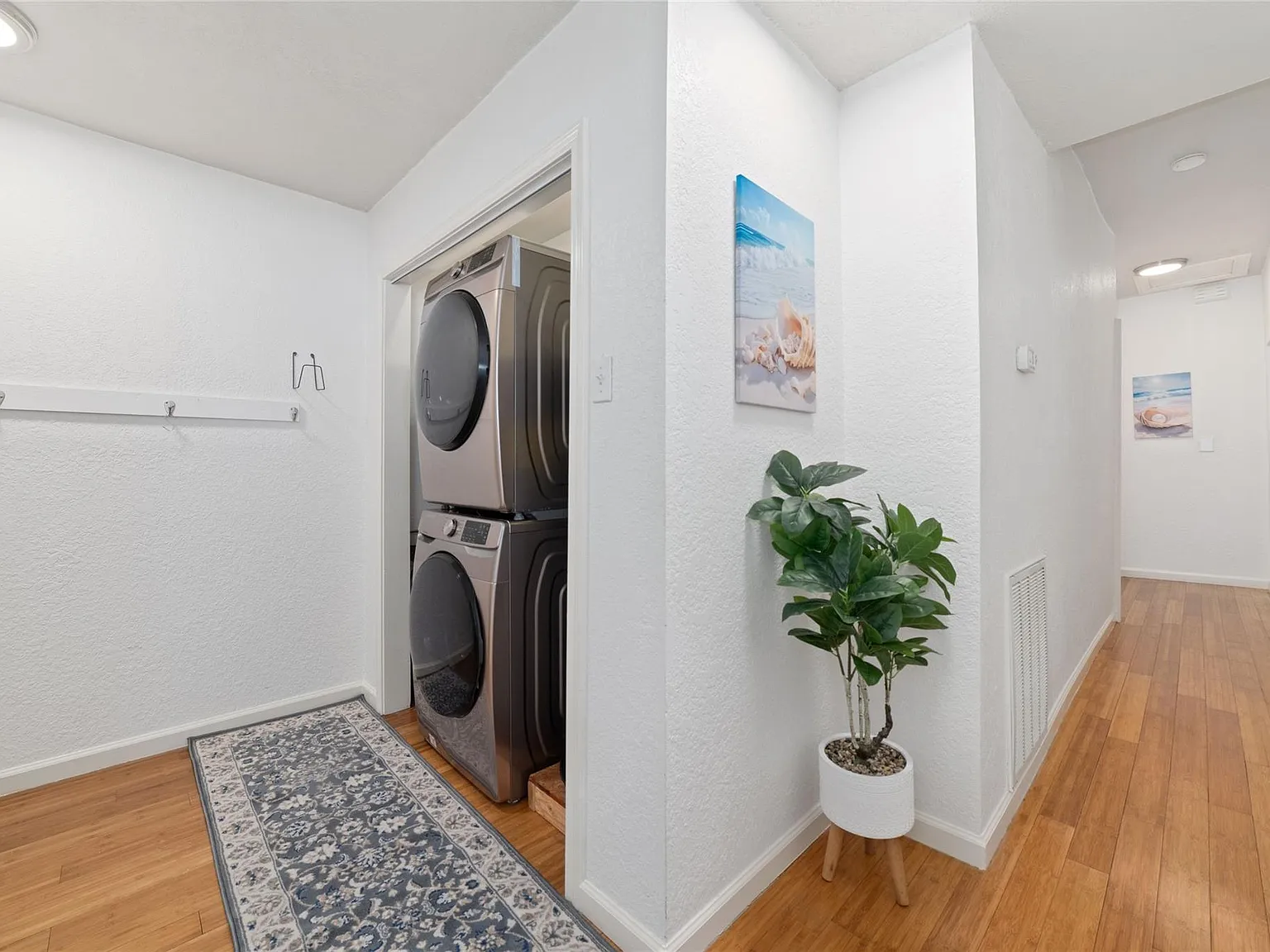 3 bed, 2.0 bath, 1138 sqft, $1,800 — Photo 3