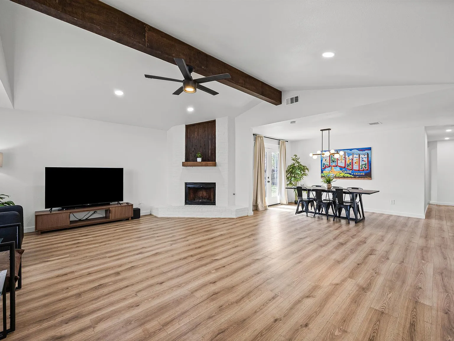 3 bed, 2.0 bath, 1396 sqft, $2,495 — Photo 3