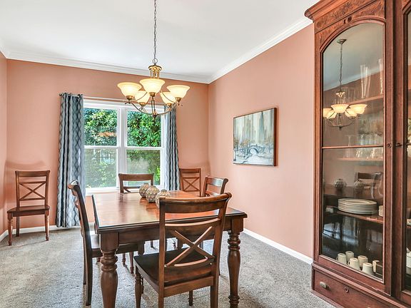 4th image of 275 Bradford Cir