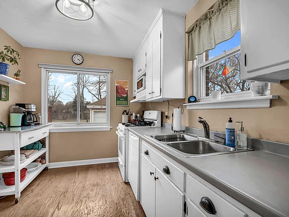 5th image of 606 Beach Ave