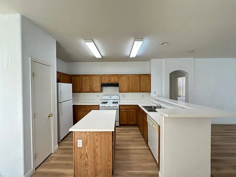 2525 Living Rock St — Photo 5