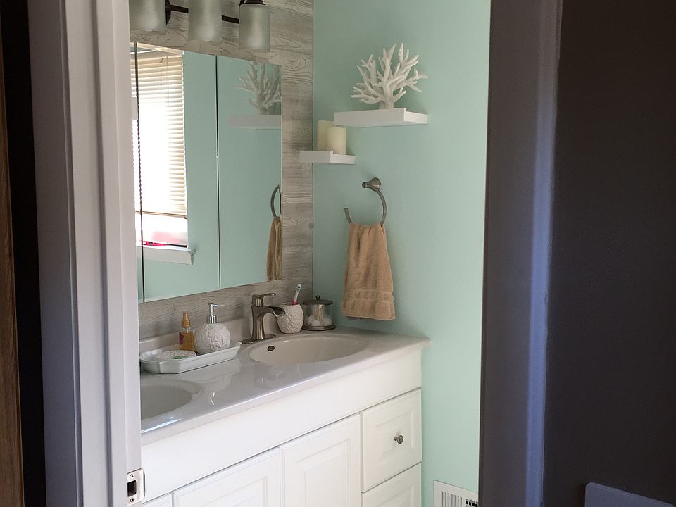 Upstairs bathroom 