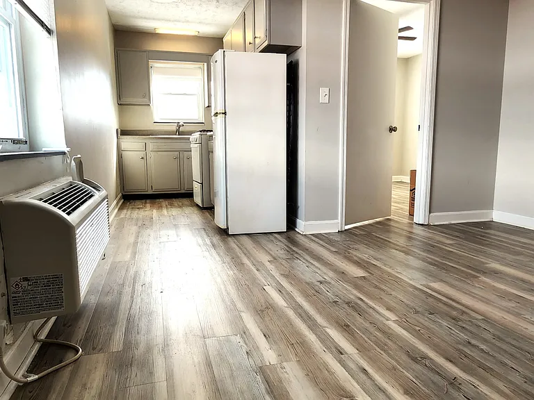 1429 Hepburn Ave #6 — Photo 2