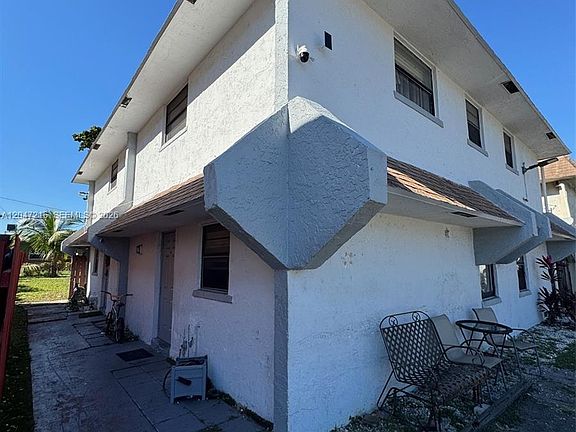 3rd image of 1741 SW 40th Ter