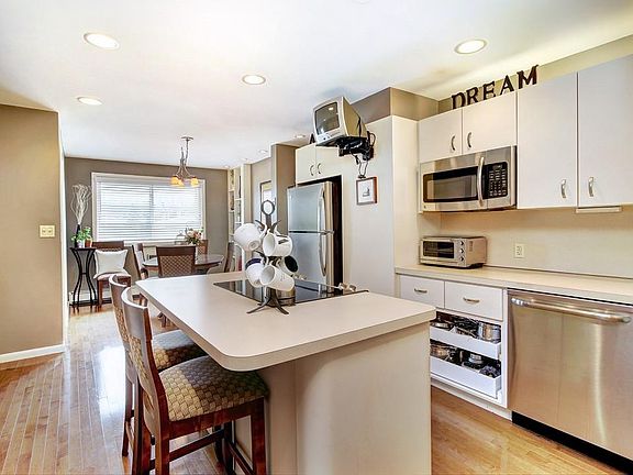 2nd image of 863 Saratoga St #3