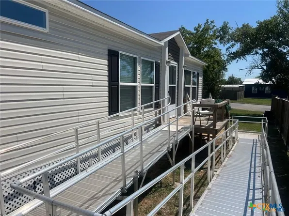 302 Antioch St, Yoakum, TX 77995