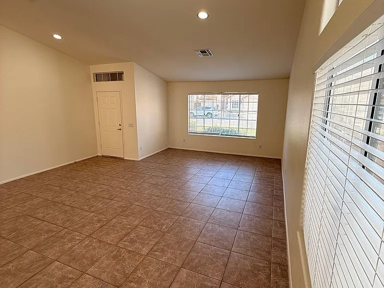 4556 E Charleston Ave — Photo 7
