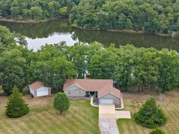 26047 Lake Run Dr, Warrenton, MO 63383