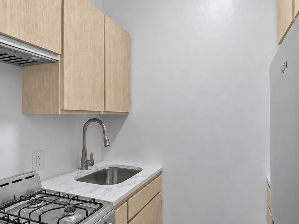 306 W 51st St #5E