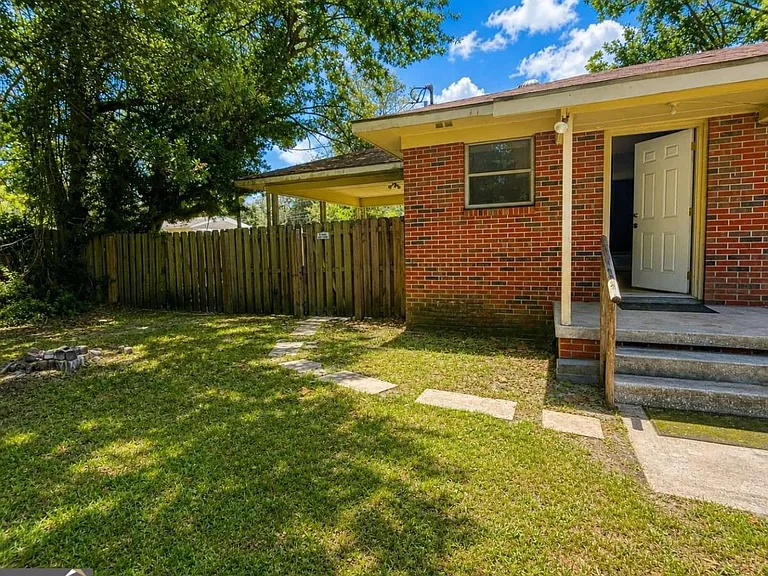 504 Bowen St — Photo 32