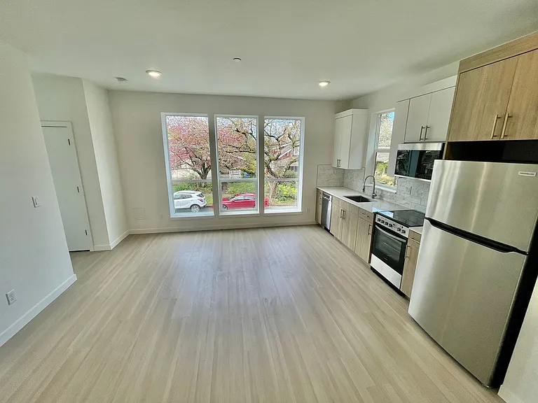 Greenwich Ave Apartments — Photo 24