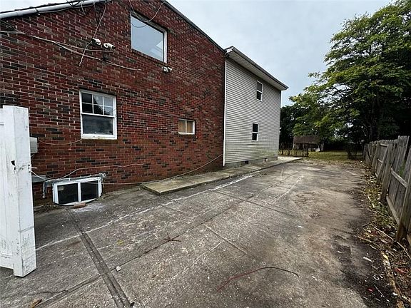 3rd image of 1728 N Thompson Dr