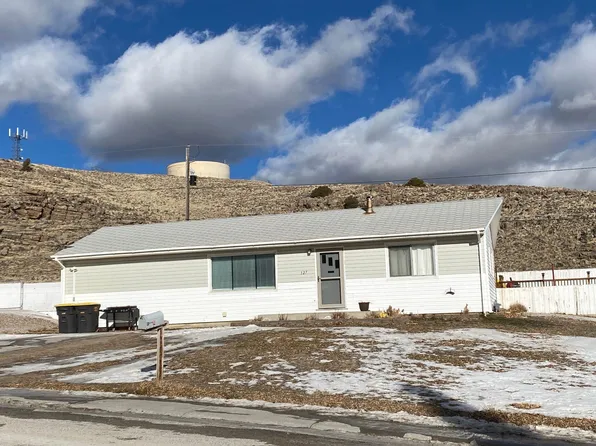 127 El Rancho Dr, Rawlins, WY 82301