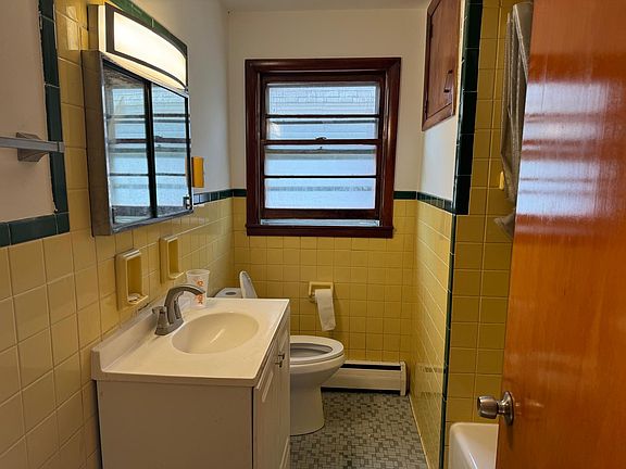5th image of 363 Ludington St