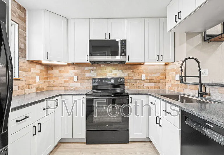 2578 E Nichols Cir — Photo 9