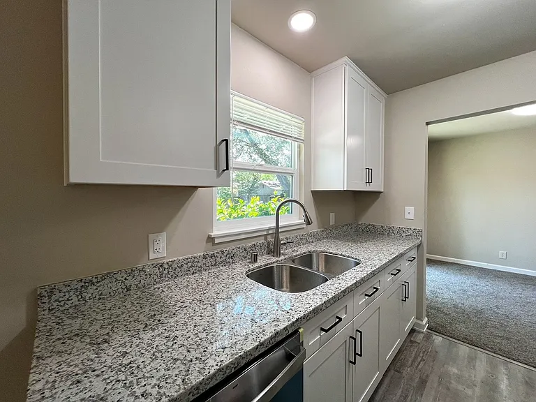 2105 Locust St — Photo 12