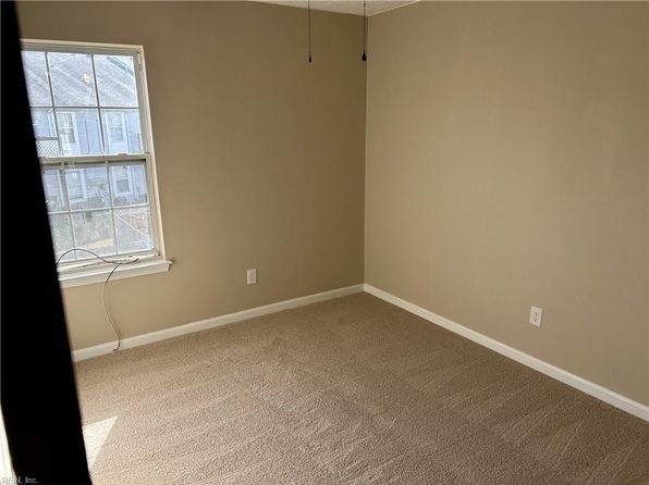 932 Pocahontas Ct, Smithfield, VA 23430