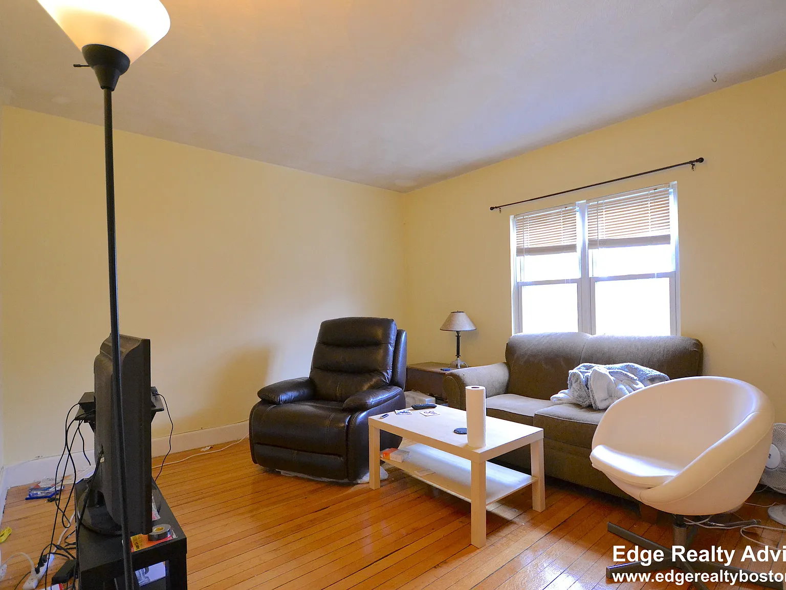 2 bed, 950 sqft, $2,700 — Photo 2