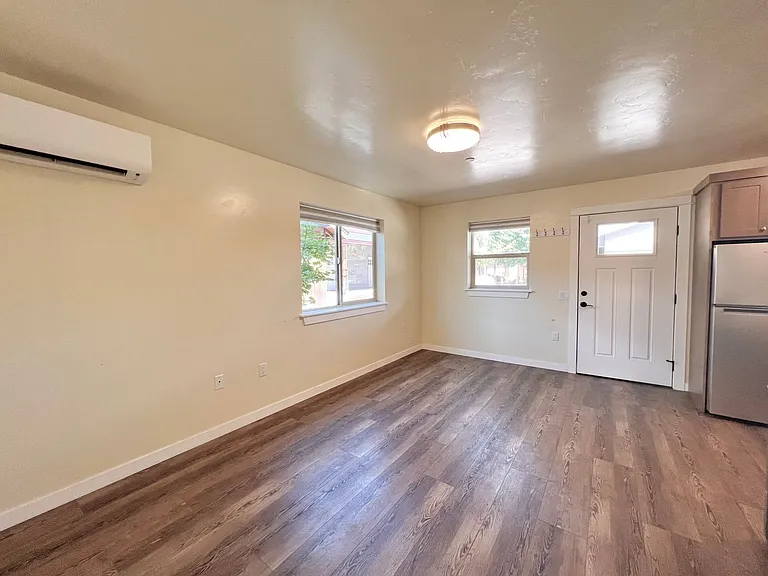 181 E Tall Fir Ct #B — Photo 4