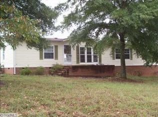1025 Dees Ln, Walnut Cove, NC 27052