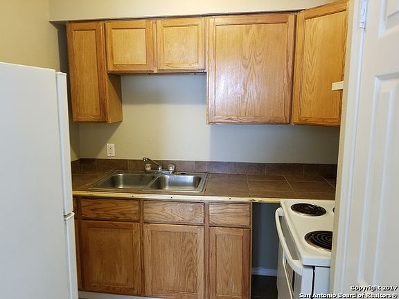 4th image of 922 S Walters St APT 4