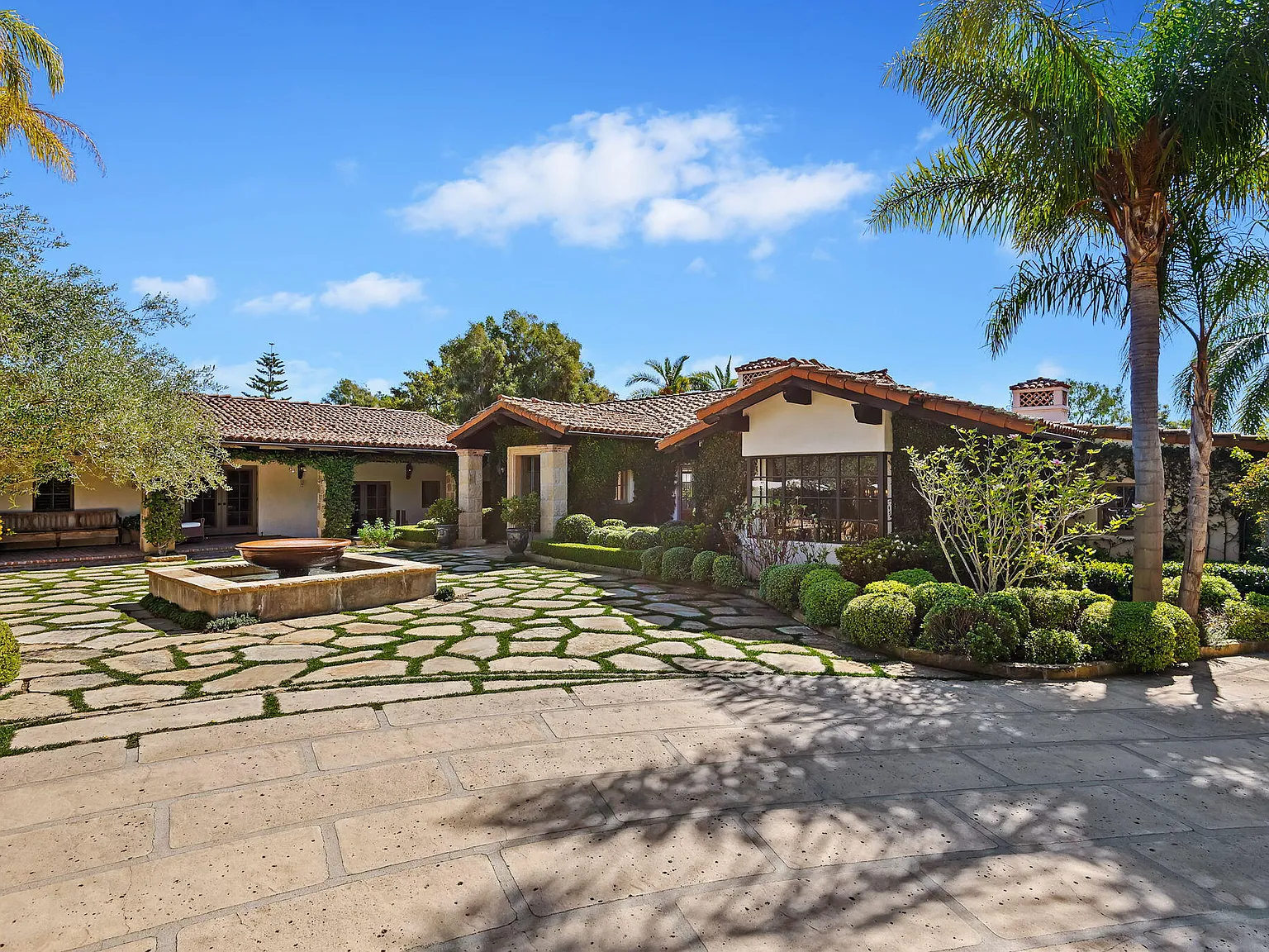 5 bed, 4.5 bath, $59,000 — Photo 2