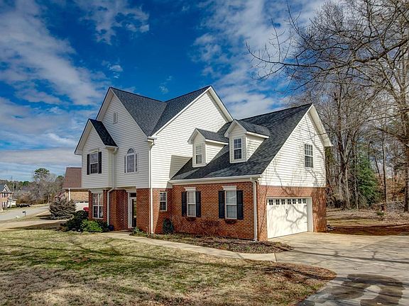 3rd image of 415 Scenic Oak Dr