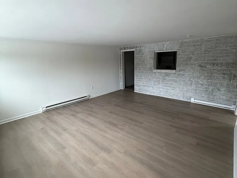 549 E Vine St — Photo 2