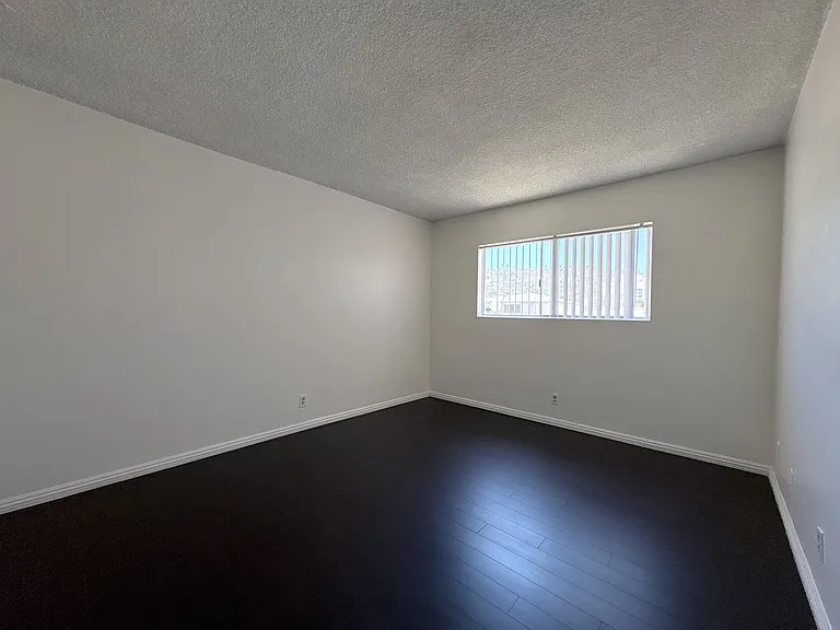8061 Romaine St — Photo 15