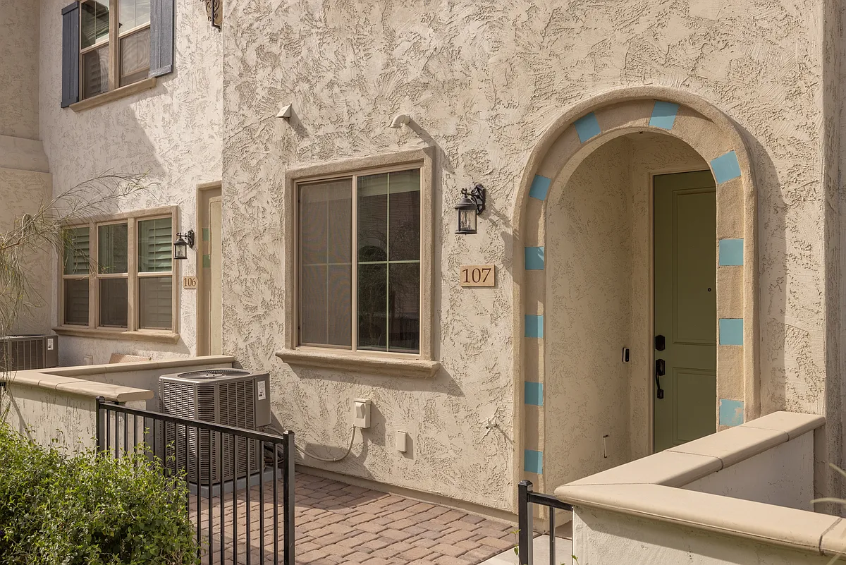 Building Photo - 2629 S Equestrian Dr #107