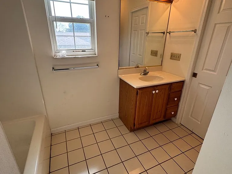 108 N 11th St — Photo 5