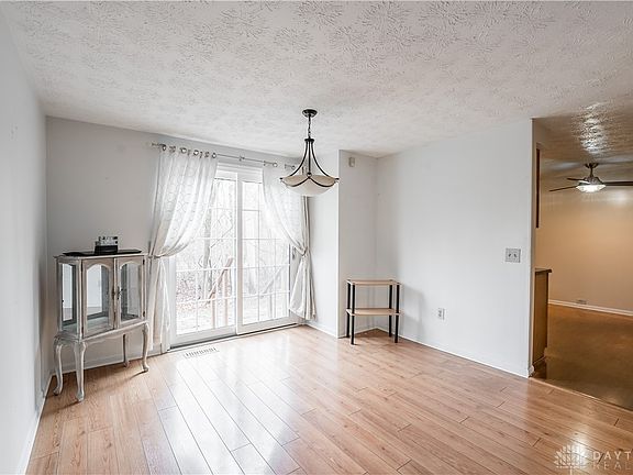 3rd image of 10 Robinwood Ct