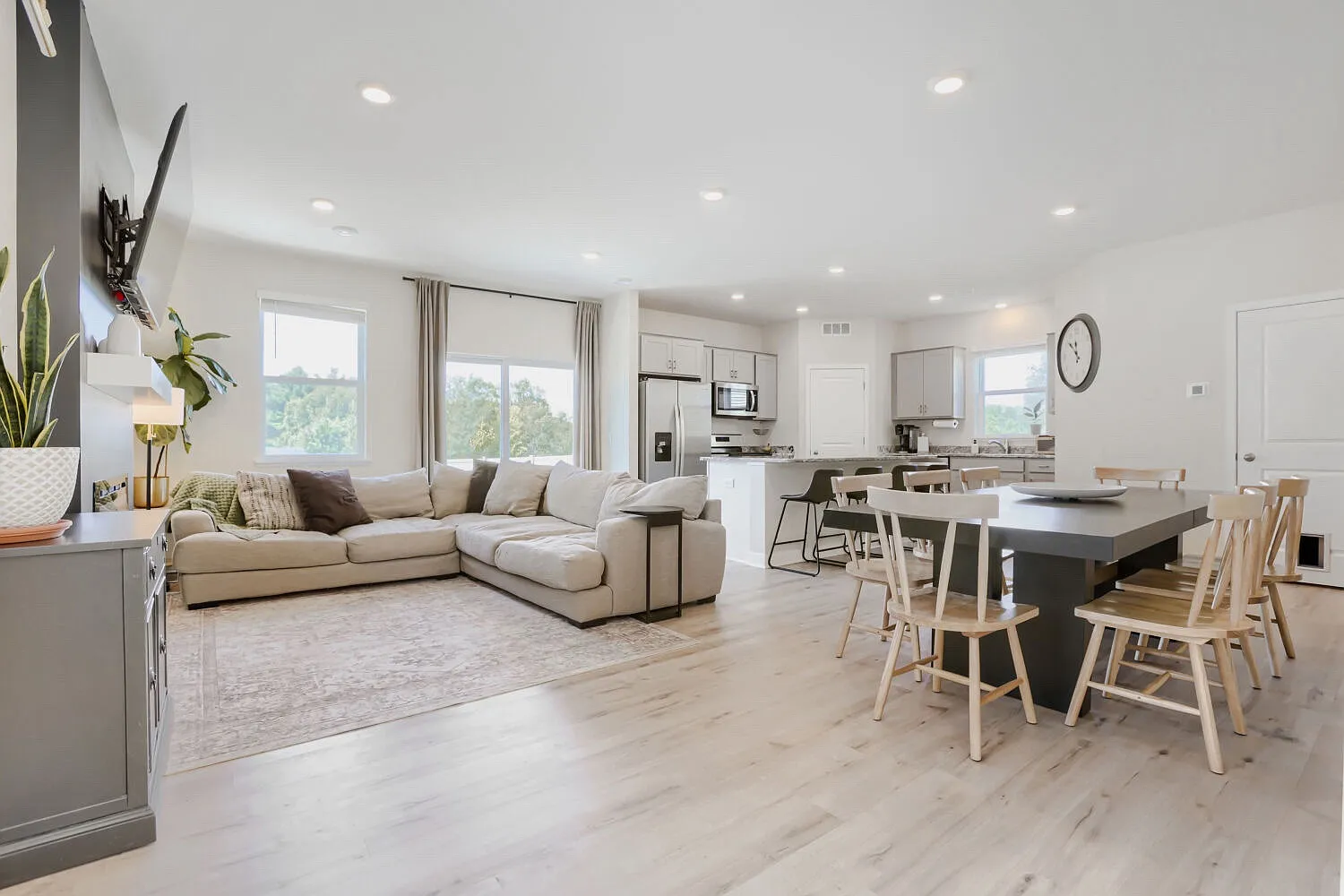 4 bed, 2.5 bath, 2179 sqft, $3,400 — Photo 2