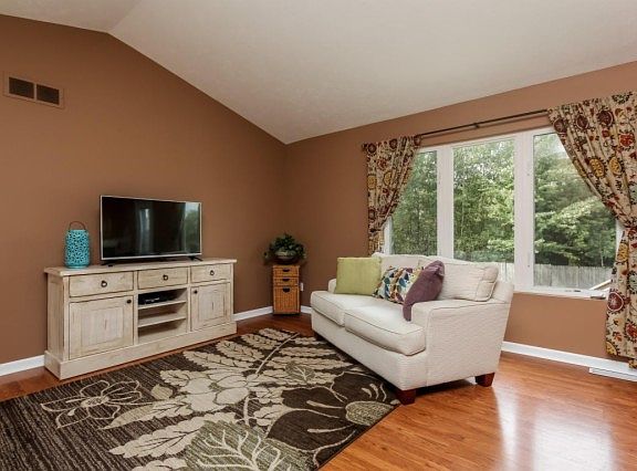 3rd image of 1029 Sunrise Ln NW
