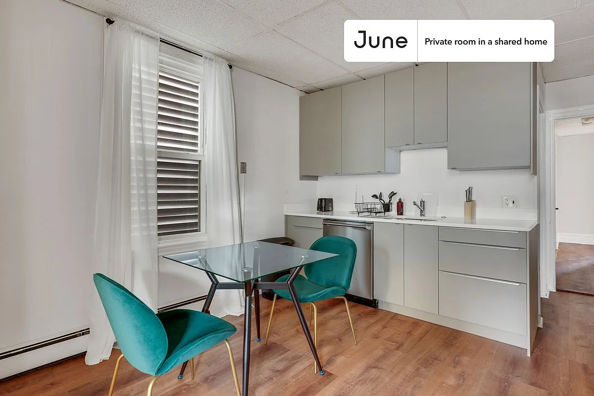 Queen bedroom in 3 bed/1 bath home in JFK/UMass #886 B — Photo 2