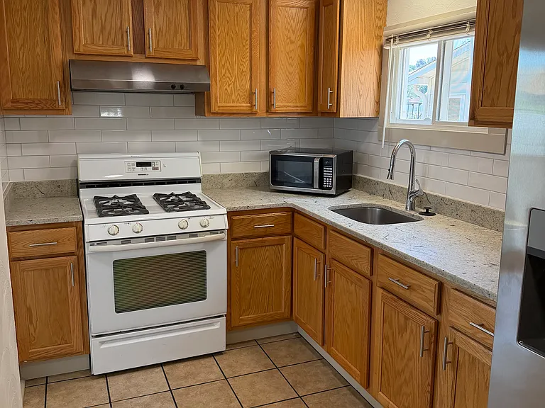 1208 Elwell St — Photo 3