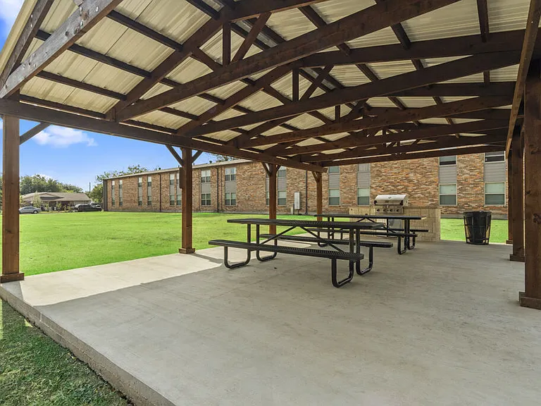 Cleburne Plaza — Photo 7