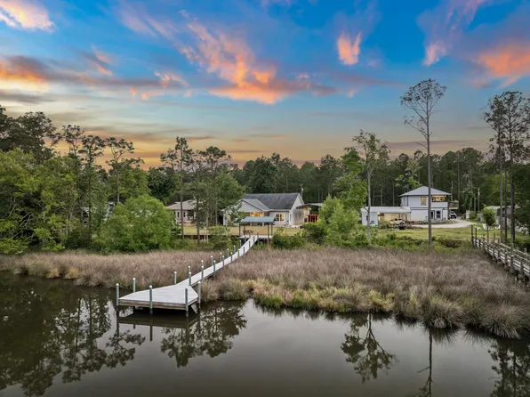 198 Waterside Ln, Freeport, FL 32439