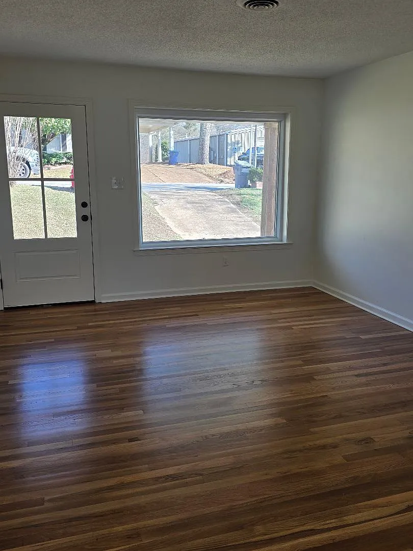 3 bed, 1270 sqft, $2,100 — Photo 3