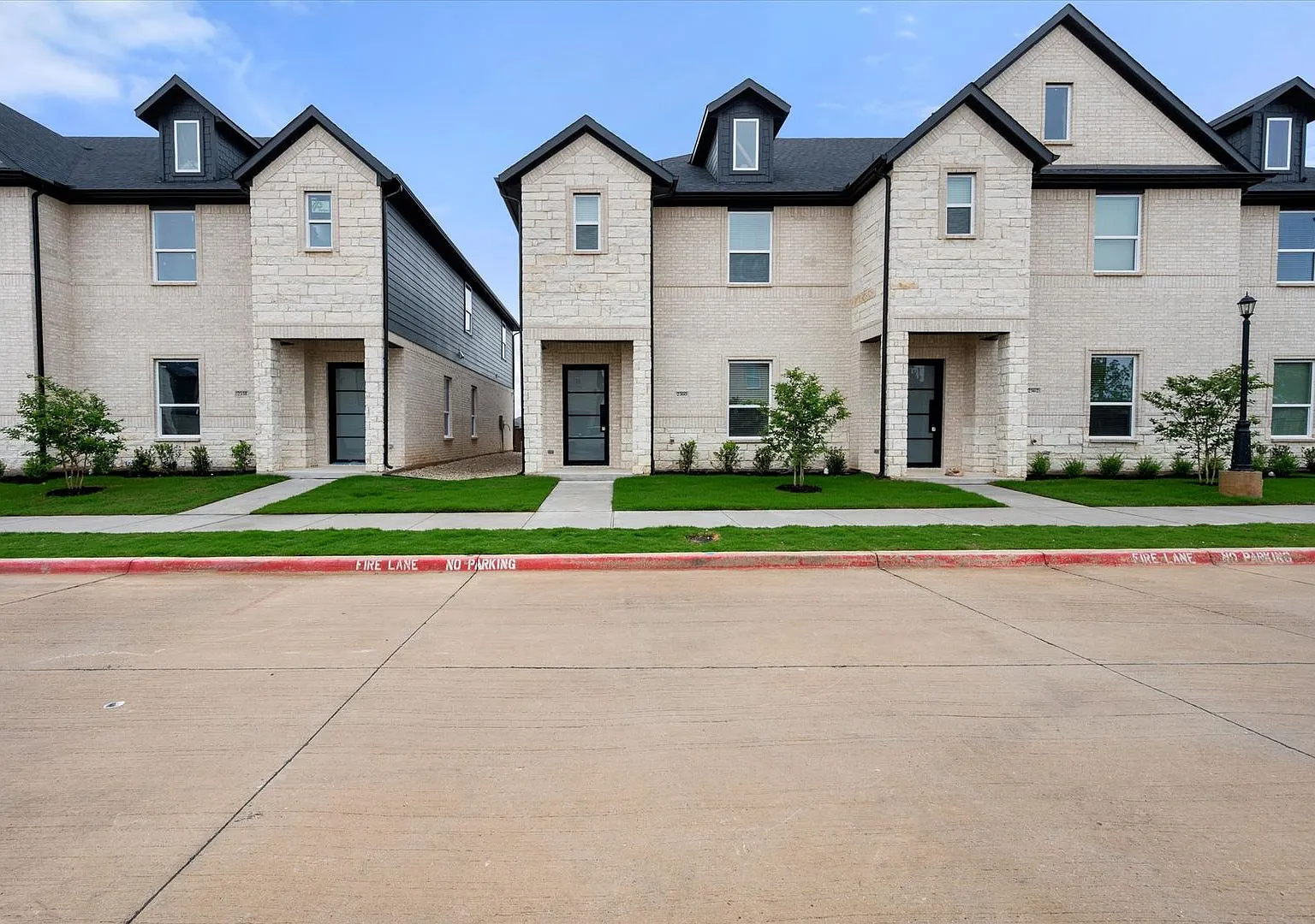 Luxury Arlington Townhome - Gated Community — Photo 3