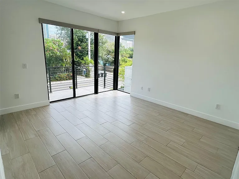 310 SW 9th St #1 — Photo 18